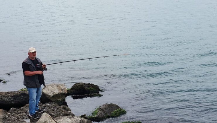 Karadeniz Ereğli’de olta balıkçılarının balık mesaisi