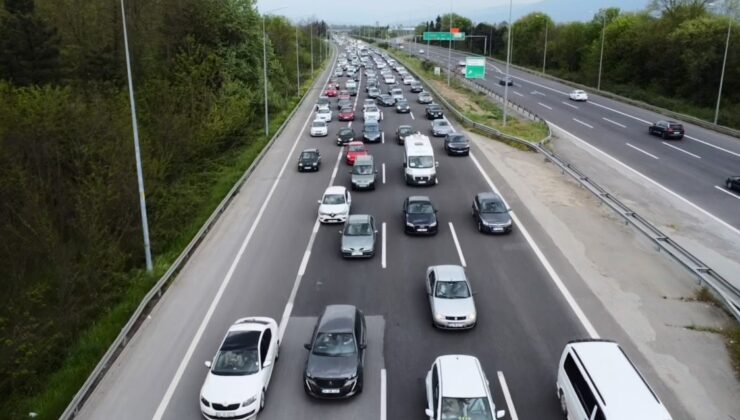 Otoyolda dönüş yoğunluğu trafiği durdurdu