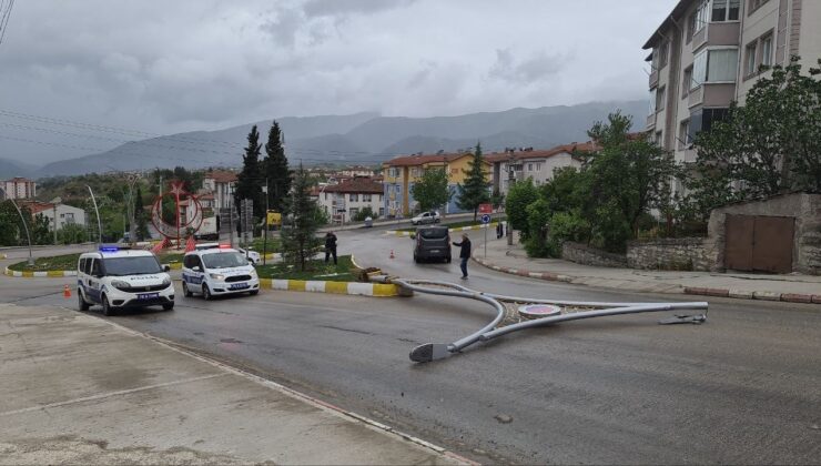 Seçim öncesi dikilen aydınlatma direkleri fırtınaya dayanamadı
