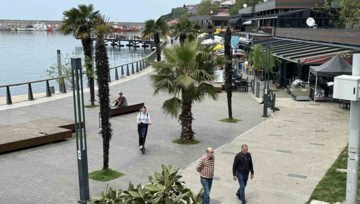 Sıcak havayı gören cadde ve sahillere koştu
