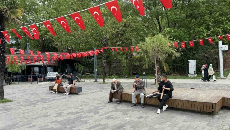 Sıcak havayı görenler sahil kenarına akın etti