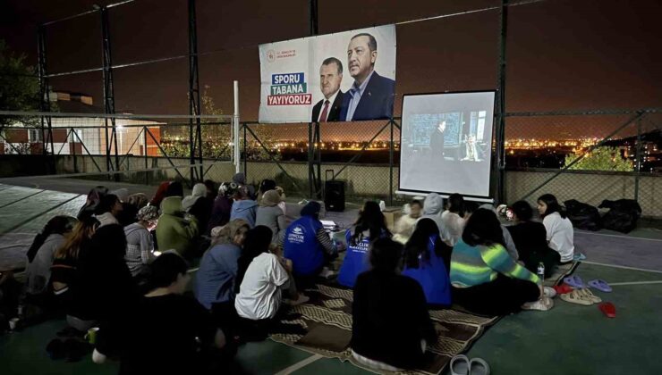 Sınavlar öncesi açık hava sinema etkinliği düzenlendi
