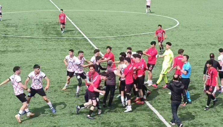 U18 Türkiye Şampiyonası’nda futbolcular arasında tartışma