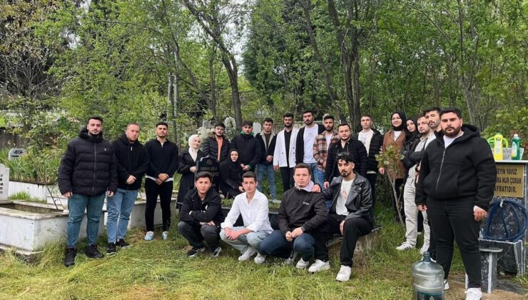 Üniversite öğrencileri mezar temizliği yaptı