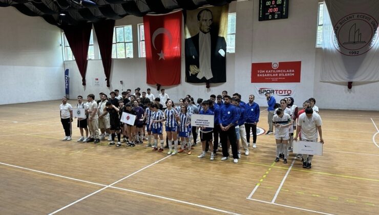 Üniversiteler Arası Salon Futbolu Bölgesel Lig grup müsabakaları açılış seremonisi gerçekleştirildi