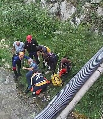 Yaslandığı korkuluk kırılınca köprüden düşen yaşlı adam yaralandı