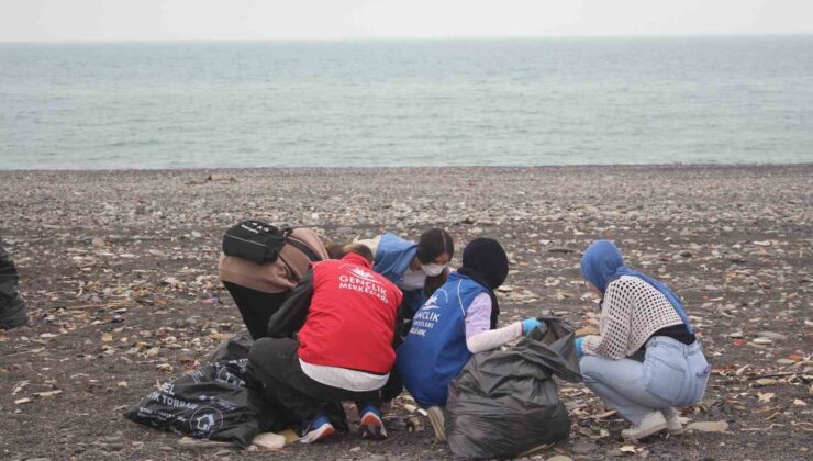 ZBEÜ öğrencileri sahilde çöp topladı