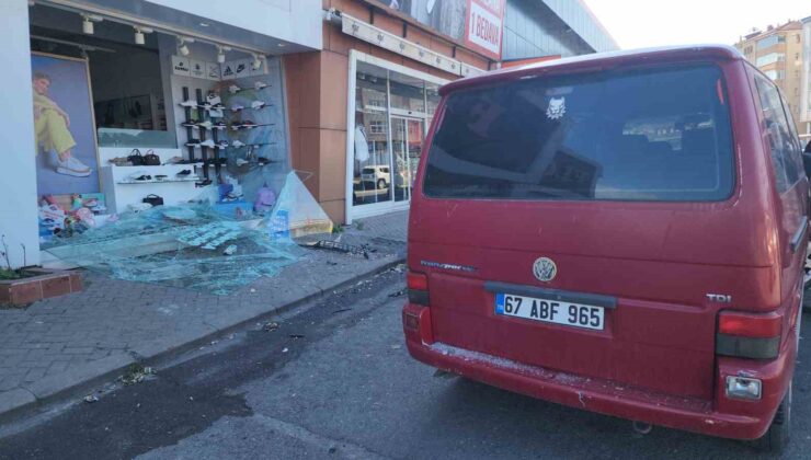Direksiyon hâkimiyetini kaybeden otomobil mağazaya böyle girdi