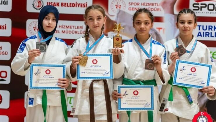 Judocular madalya ile döndü
