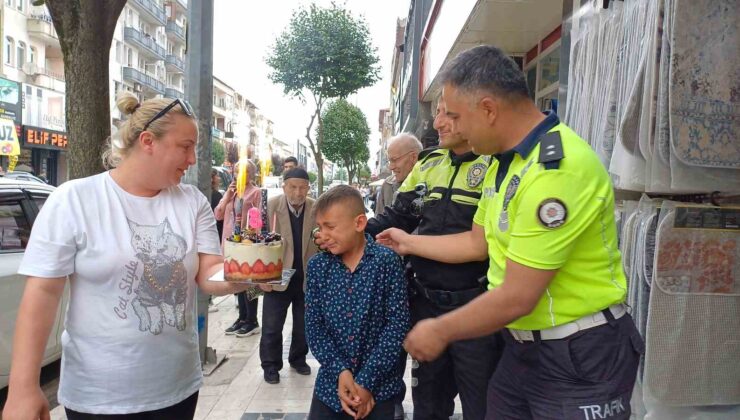 Kaldırımda ağlatan doğum günü sürprizi