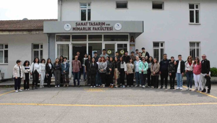 Lise öğrencileri Düzce Üniversitesi Sanat Tasarım ve Mimarlık Fakültesi’ni gezdi