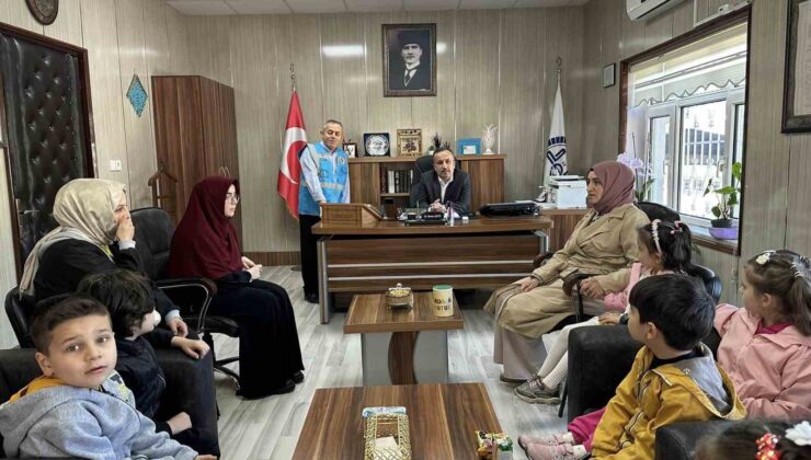 Minik öğrenciler kumbaralarını Türkiye Diyanet Vakfı’na bağışladı