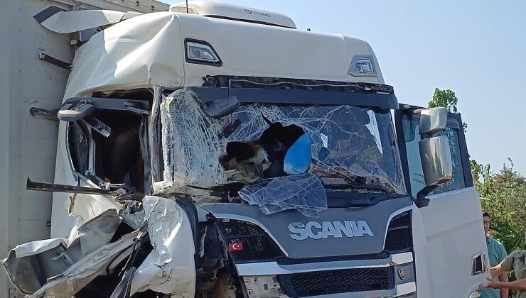 Otoyolda tanker ile tır çarpıştı: 2’si çocuk 5 kişi yaralı