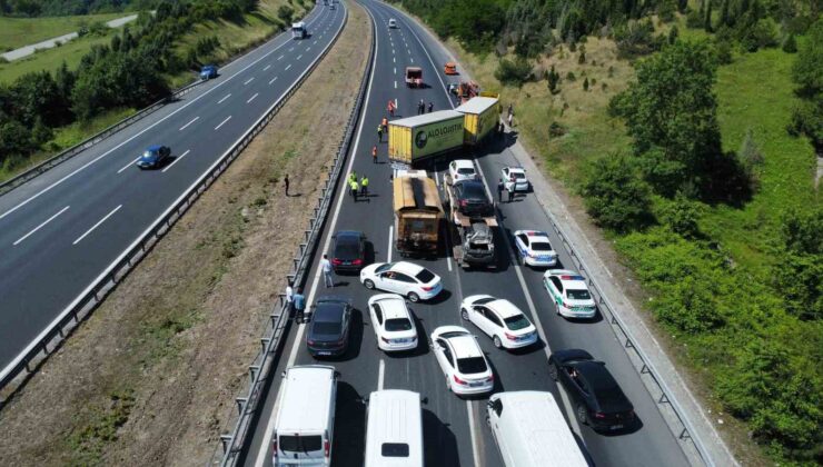 TEM’de tır devrildi, kilometrelerce kuyruk oluştu