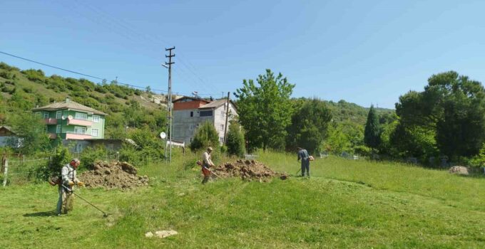 Bayram öncesi mezarlıklar temizlendi