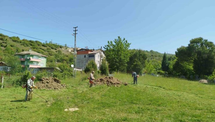 Bayram öncesi mezarlıklar temizlendi