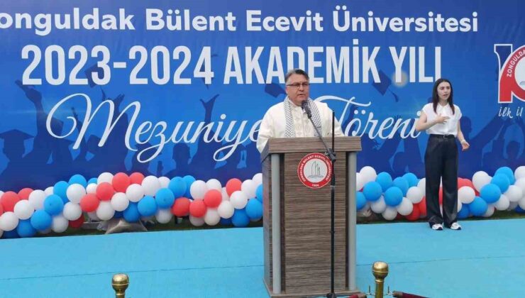 Devrek’te üniversite öğrencileri mezuniyetlerini kep atarak kutladılar