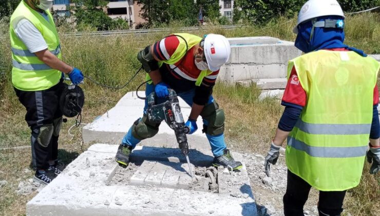 Eğitimcilere arama kurtarma eğitimi verildi