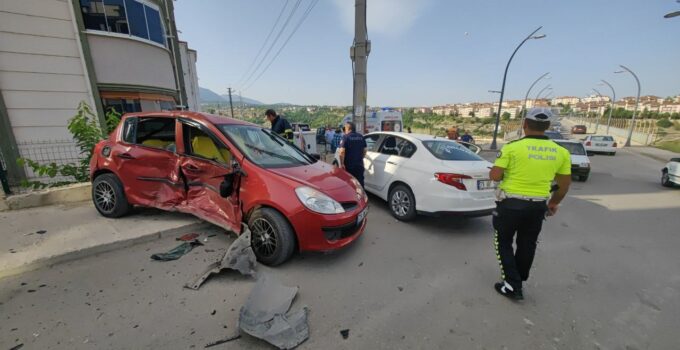 Karabük’te iki otomobil çarpıştı: 5 yaralı