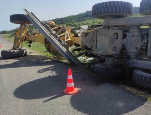 Özel İdareye ait  iş makinesi devrildi: 1 yaralı