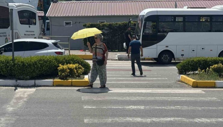 Sıcak havadan şemsiye açarak korundu