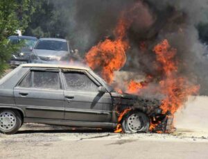 Torununu sınava getirdikten sonra otomobili alev topuna döndü