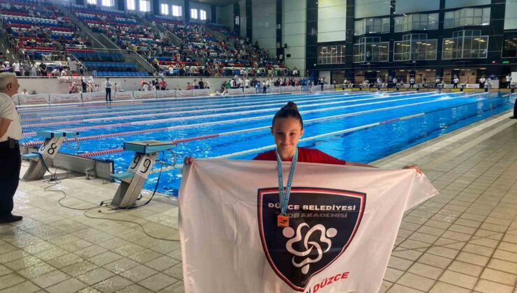 Yüzme müsabakalarında madalya