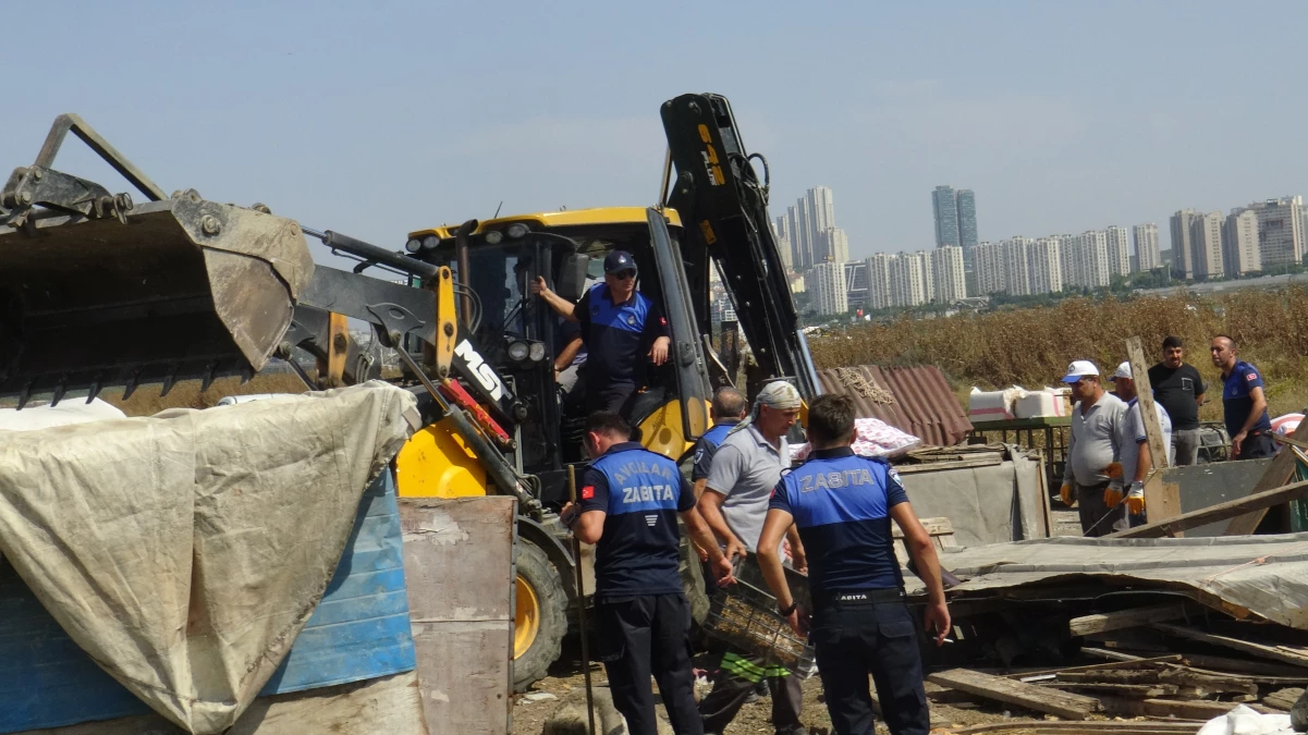 Avcılar’da Kaçak Baraka ve Ahırlar Yıkıldı