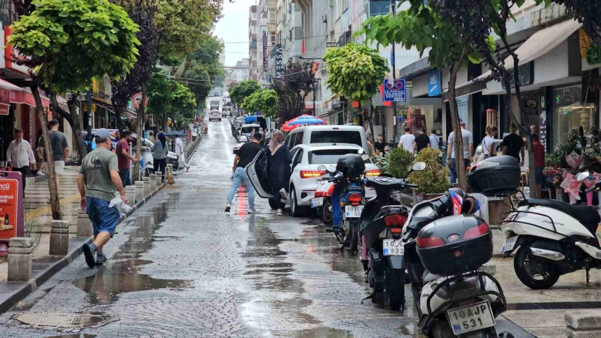 Bandırma’da Aniden Başlayan Sağanak Yağış Serinletti