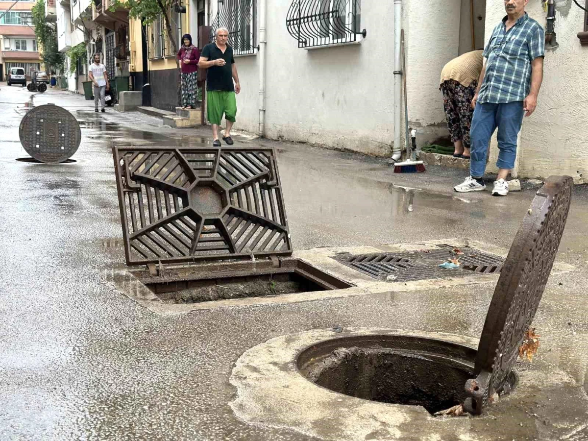 Bursa’da Sağanak Yağış Sonrası Yollar Dereye Döndü