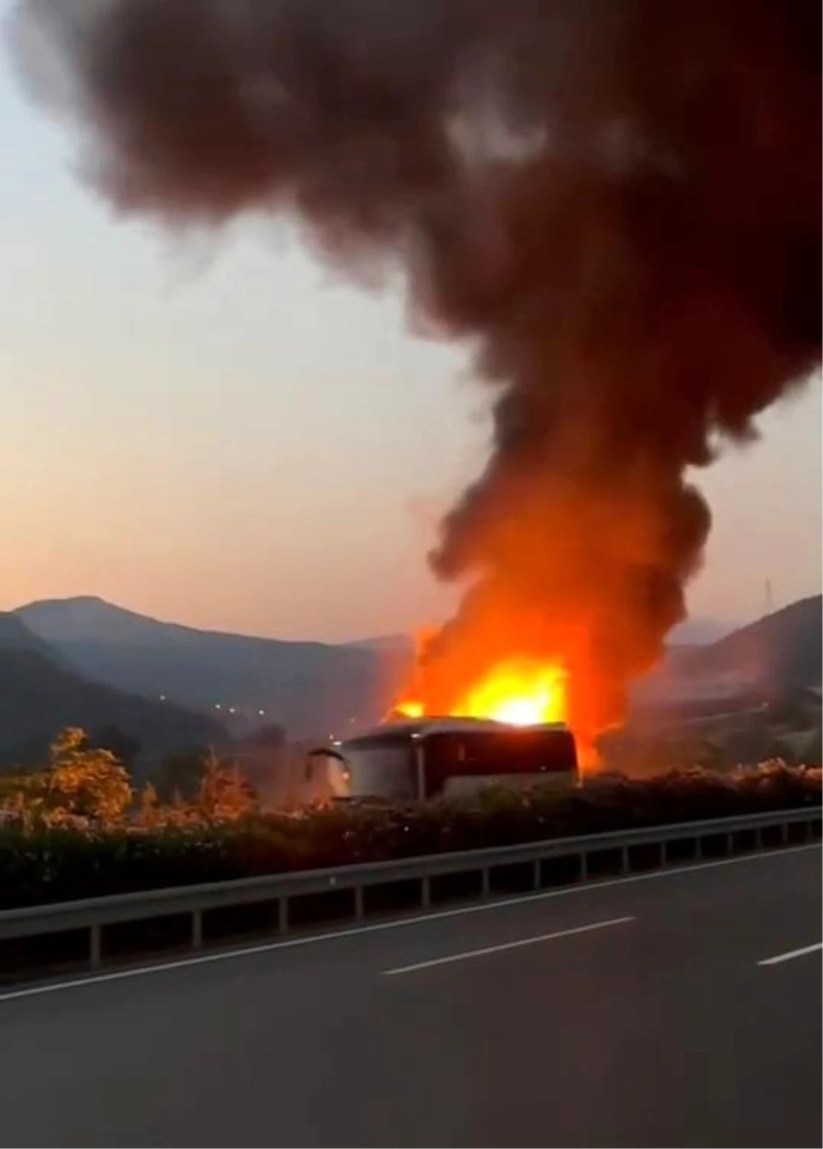 Bursa’da Yolcu Otobüsü Alev Alev Yanarak Küle Döndü