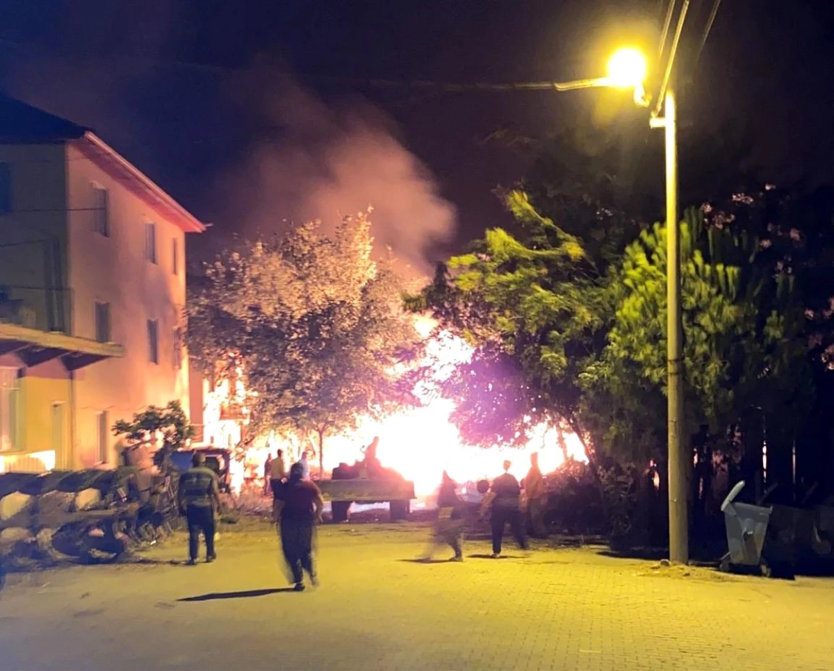 Denizli’nin Pamukkale ilçesinde samanlık yangını