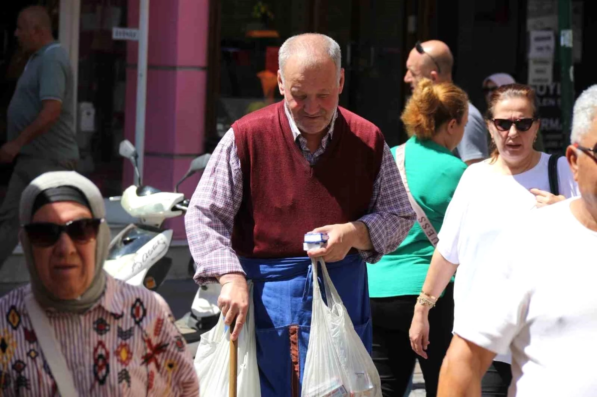 Doğuştan Görme Engelli Adam 40 Yıldır Sokaklarda Çalışarak 3 Çocuk Yetiştirdi