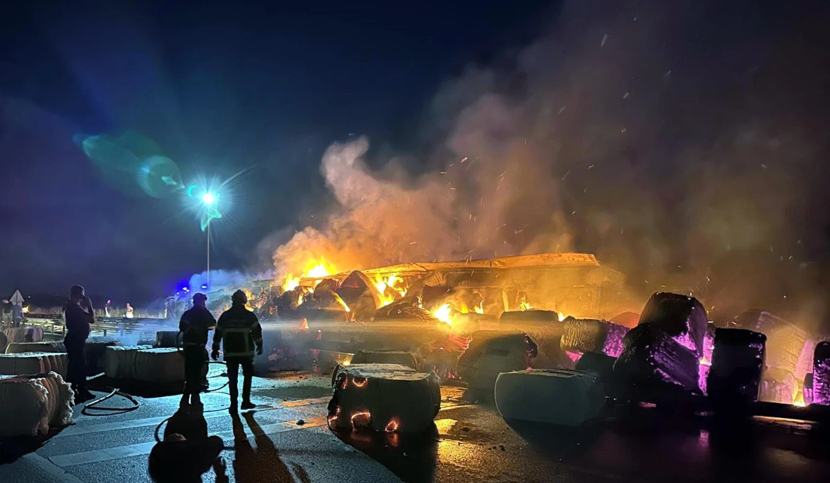 Edirne’de Pamuk Yüklü TIR Yanarak Kül Oldu