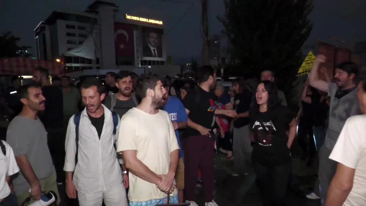 İzmir’de Sokak Hayvanlarıyla İlgili Yasa Tasarısına Protesto