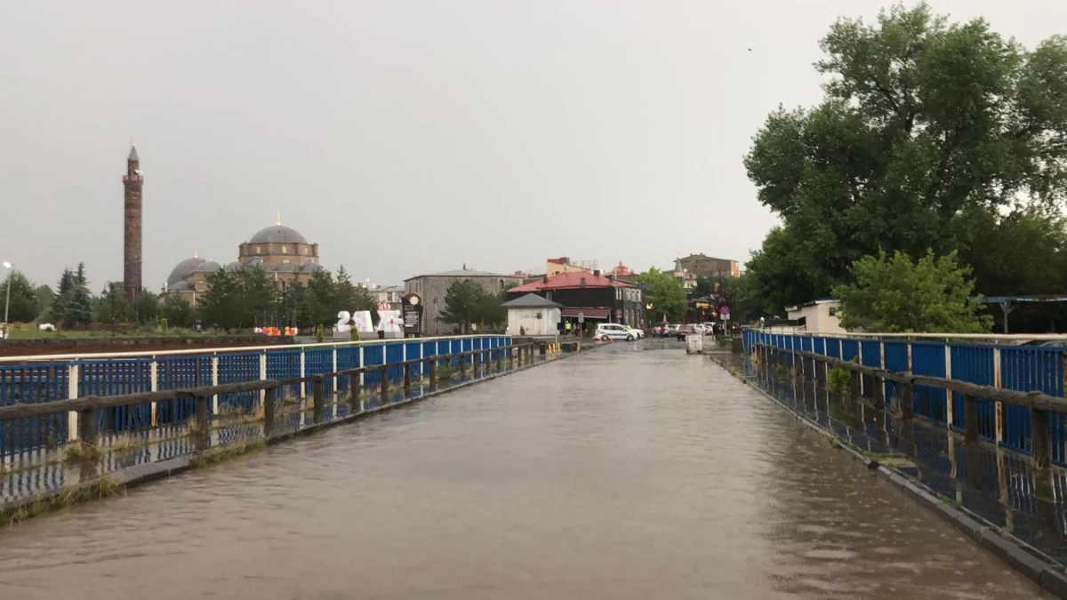 Kars’ta Şiddetli Rüzgar ve Sağanak Yağış Hayatı Olumsuz Etkiledi