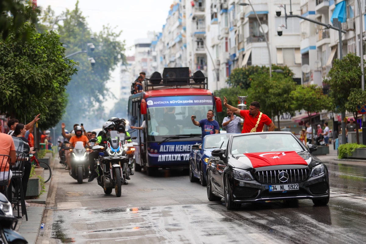 Kırkpınar Yağlı Güreşleri Şampiyonları Antalya’da Coşkuyla Karşılandı