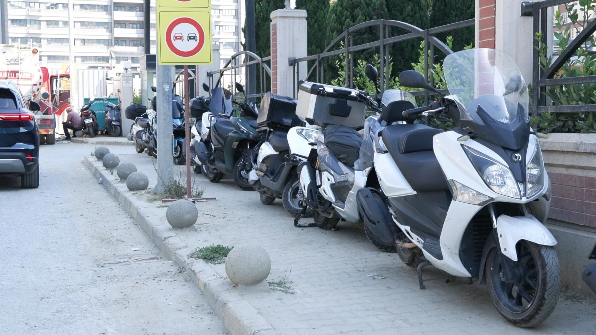 Kuyumcukent AVM Otopark Ücreti Nedeniyle Trafik Güvenliği Tehlikeye Girdi