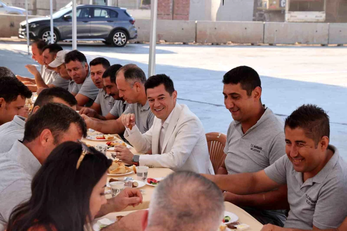 Marmaris Belediye Başkanı Acar Ünlü, Fen İşleri Müdürlüğü işçileriyle kahvaltıda buluştu