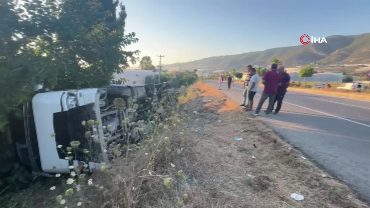 Talaş yüklü tır şarampole devrildi: 2 yaralı