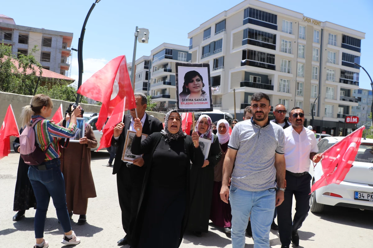 VAN’da dağa kaçırılan çocukları için eylem yapan aileler 83. haftada da DEM Parti il binası önünde