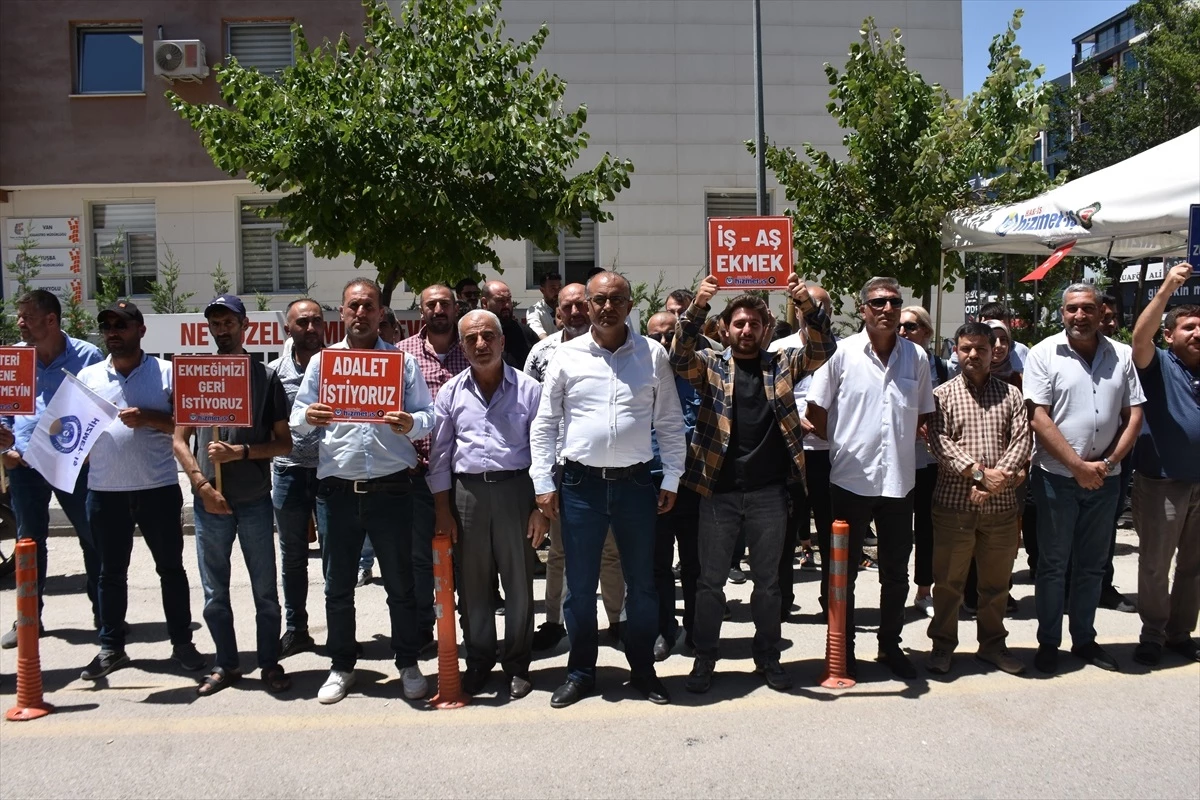 Van’da işten çıkarılan işçiler İpekyolu Belediyesi önünde eylemlerini sürdürüyor