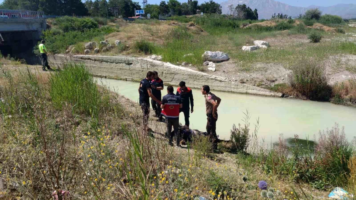 Van’da otomobil su kanalına uçtu: Baba ve bir oğlu hayatını kaybetti