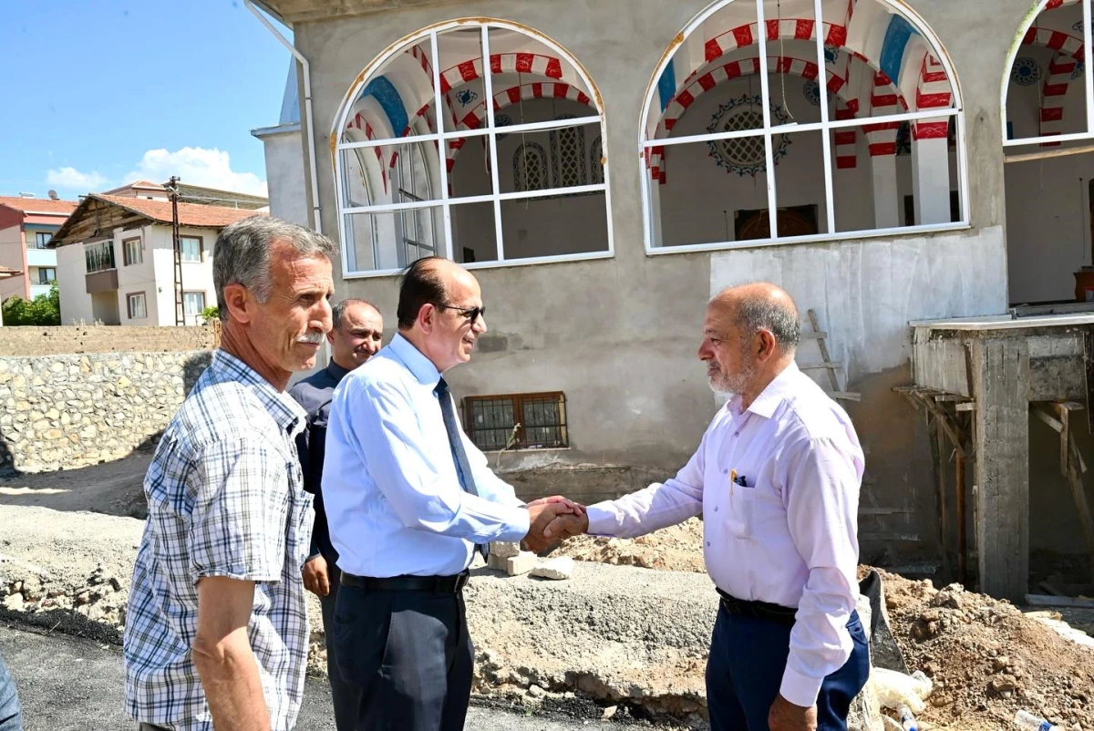 Yeşilyurt Belediyesi, Çarmuzu Mahallesi’ndeki Yol Yenileme Çalışmalarını İnceledi