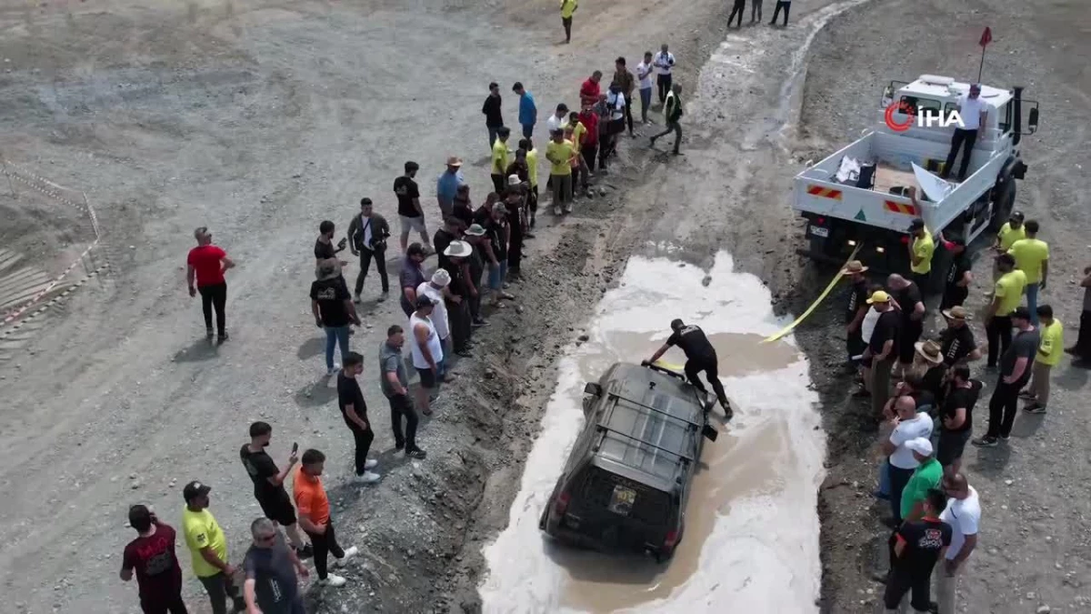 Erzincan’da off-road yarışmasında pilotlar çamura saplandı