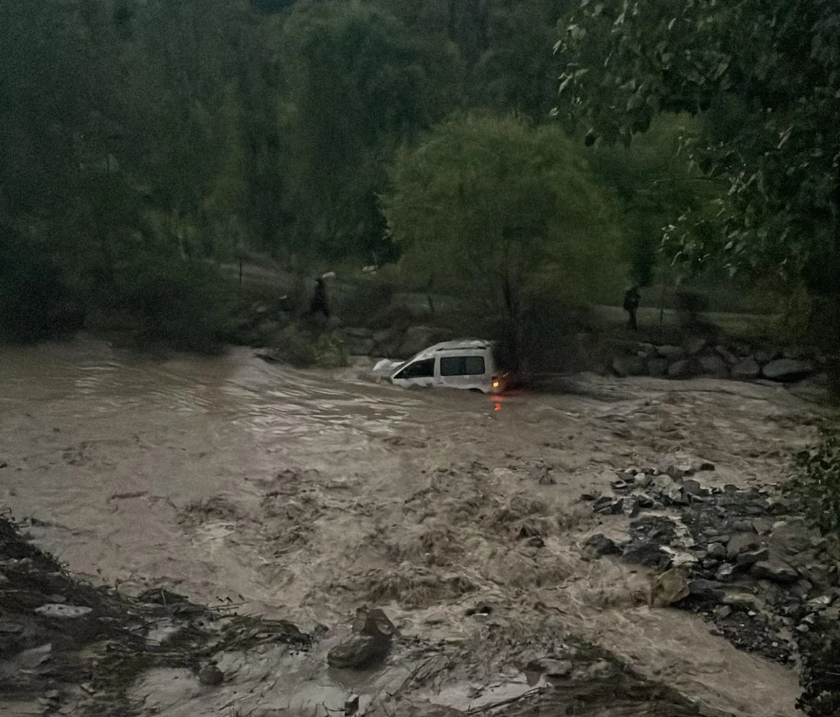 Erzurum’da Heyelan Sonucu Araç Tortum Çayı’na Sürüklendi