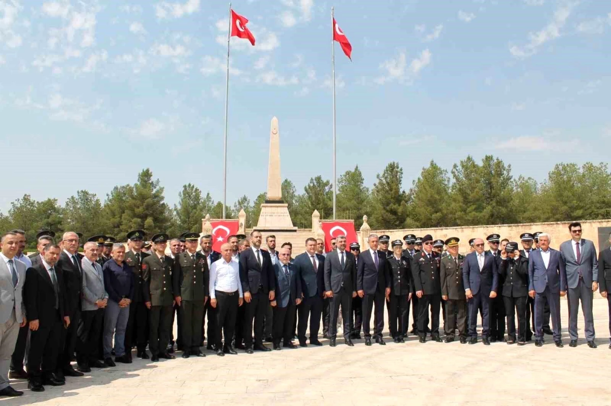 Mardin’de 15 Temmuz Demokrasi ve Milli Birlik Günü etkinlikleri kapsamında Selen Kışlası’ndaki şehitlik ziyaret edildi