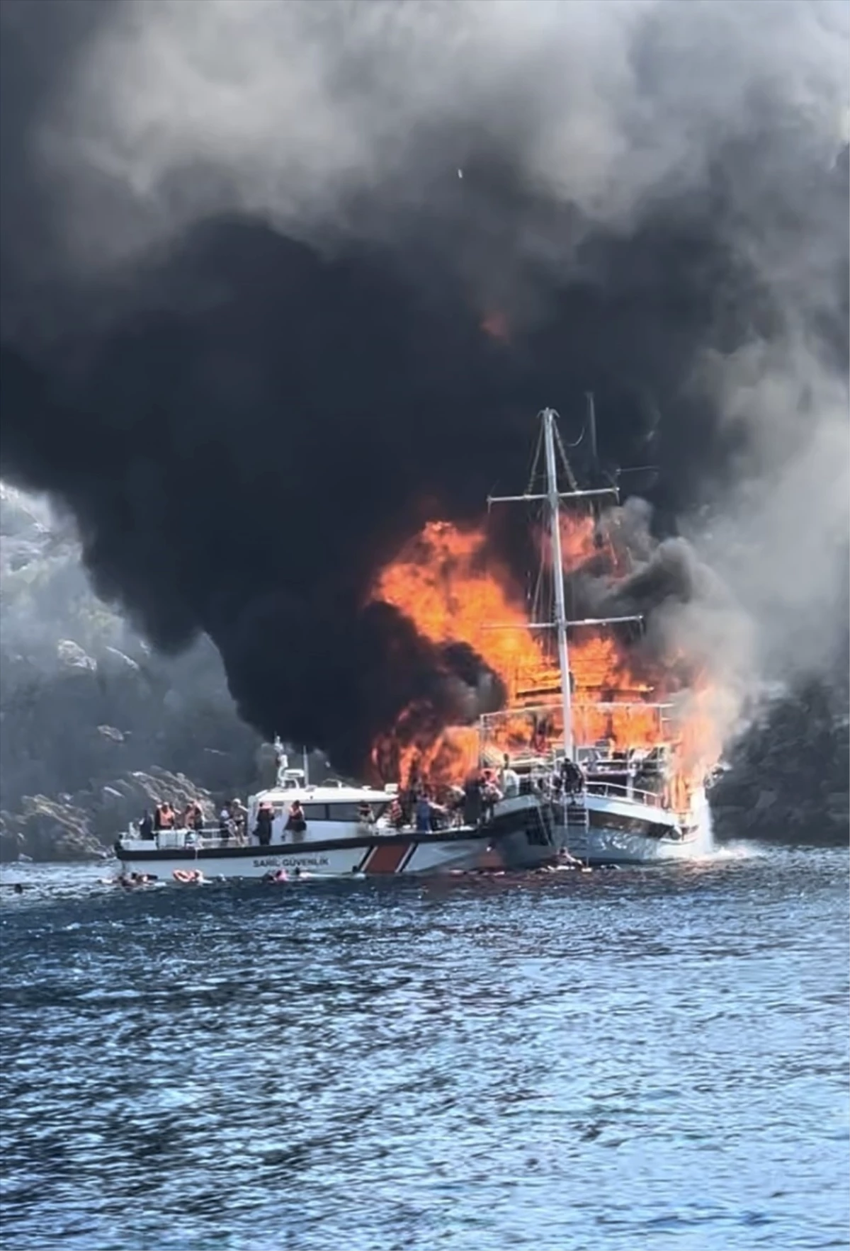 Marmaris’te ahşap tur teknesinde çıkan yangında 14 kişi yaralandı