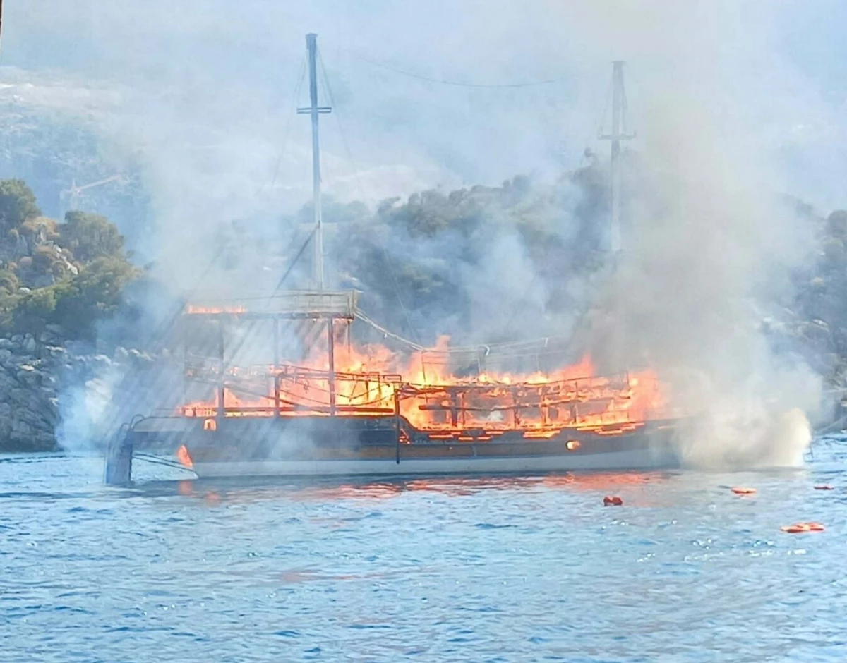 Marmaris’te Tur Teknesinde Çıkan Yangında 110 Kişi Tahliye Edildi