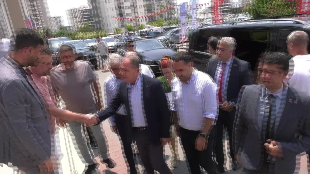 Mersin Büyükşehir Belediye Başkanı Vahap Seçer, Hayvan Hakları Yasa Teklifine Tepki Gösterdi